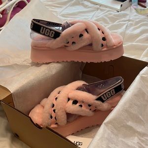 Women’s pink leopard print platform slippers. Never been worn!!